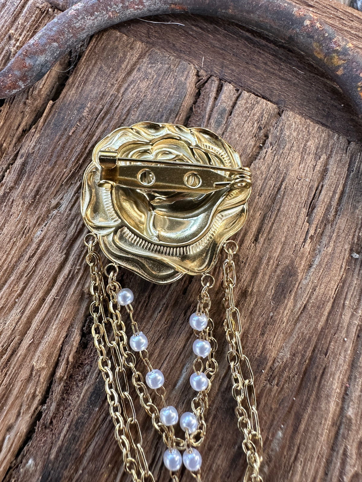 Goudkleurige broche met kettinkje - Sfeerstal69