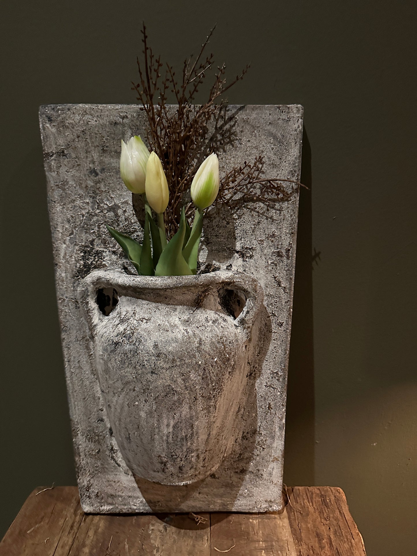 Aardewerk wandplateau met kruik