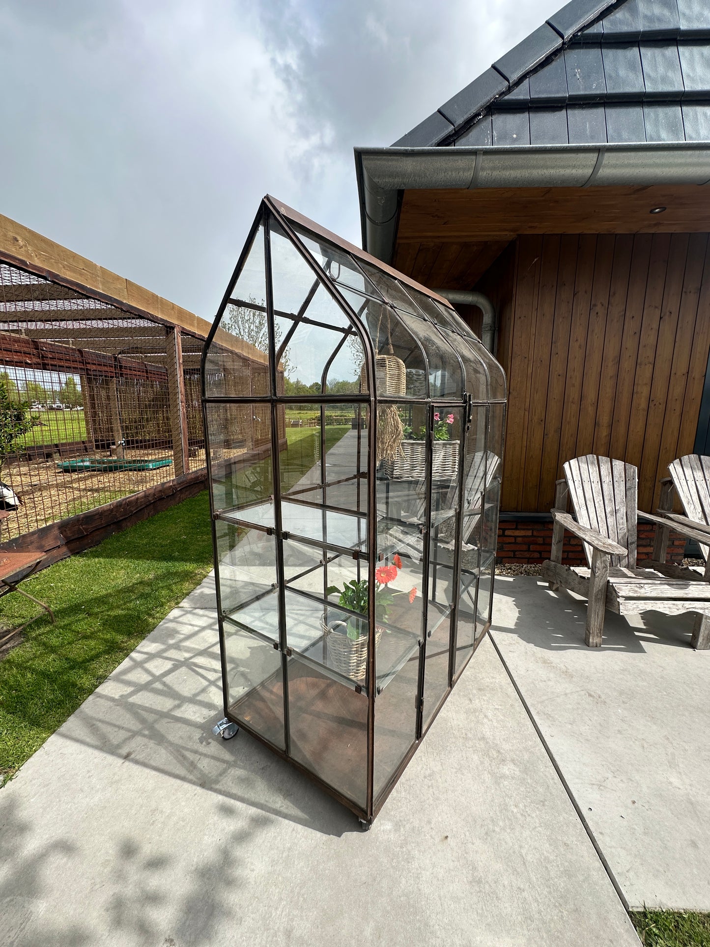 Tuinkas op wielen sfeervol in de tuin