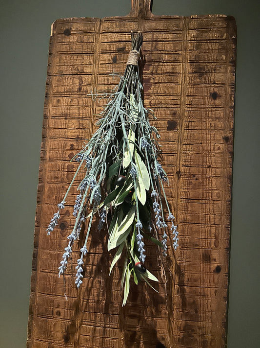 Toef met zijden lavendel, olijf en twijgtakjes