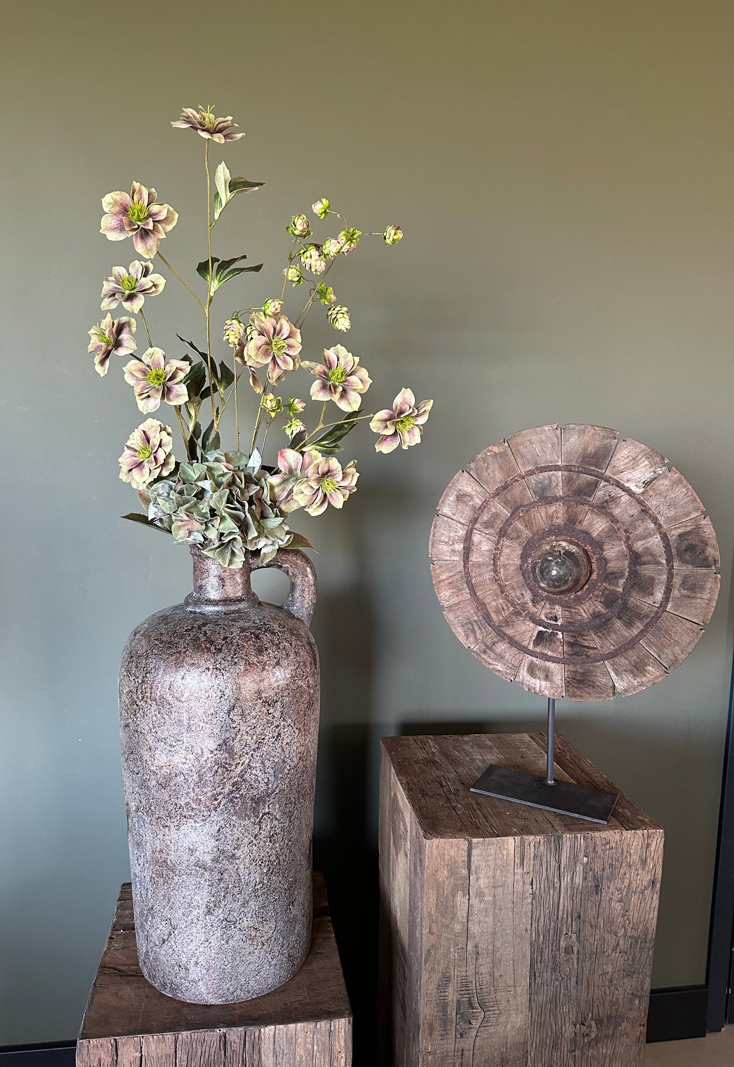 Fles kruik met zijde boeket