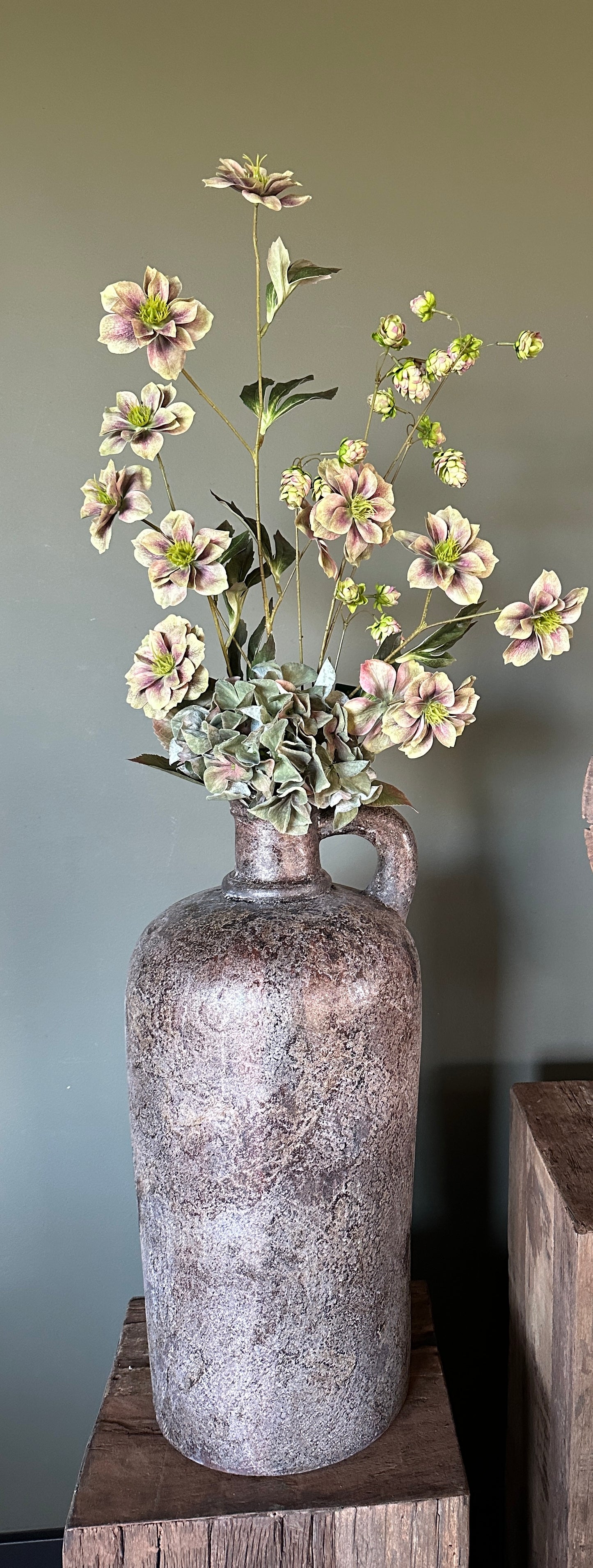 Fles kruik met zijde boeket