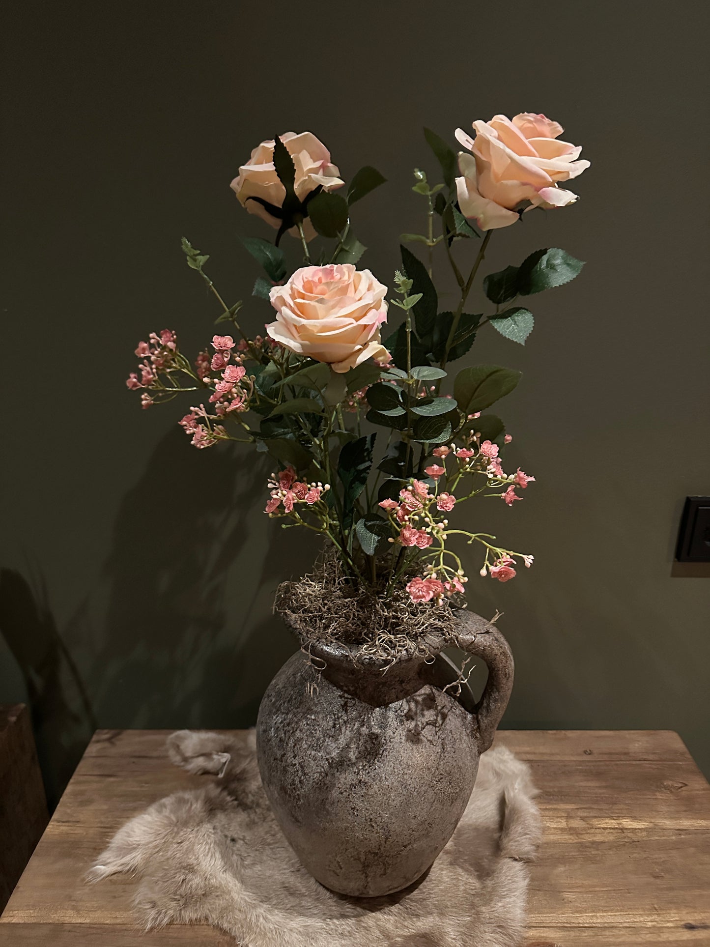 Bloemstuk "Kruik & Roos"