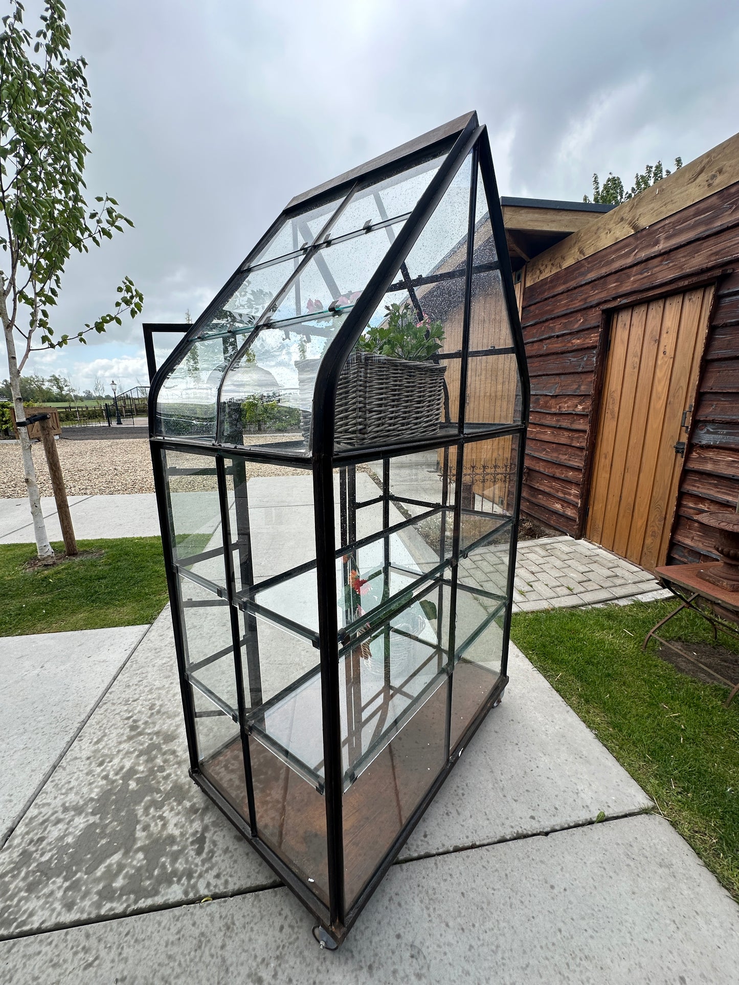 Foto 2: Landelijke kweekkas met authentieke patina en ijzeren frame
