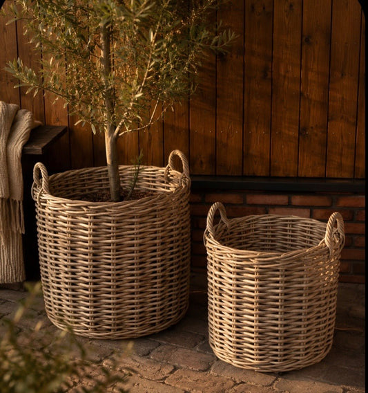 Grijze rotan mand op wielen in interieur als haardmand opbergmand of plantenmand - sfeerstal69